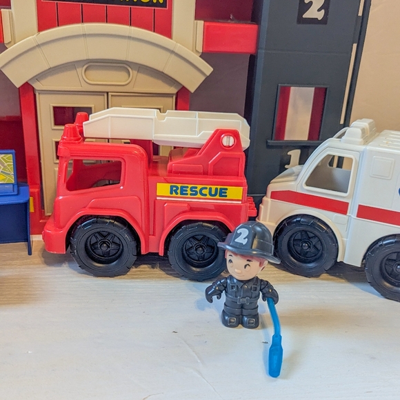Kid Connection Fire Station, Vehicles and Accessories - Picture 5 of 10
